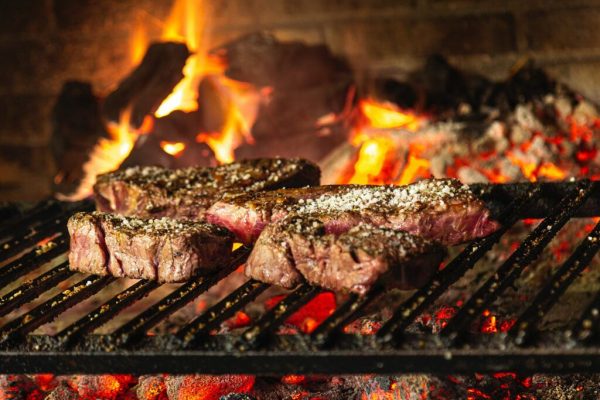 Avertismentul unui gastroenterolog: Ce băuturi trebuie evitate la grătarul de carne