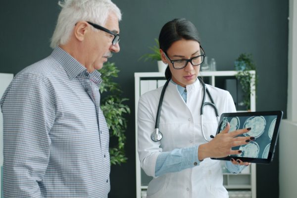 Revoluția Diagnosticului Alzheimer: Analizele Sanguine care Pot Schimba Viitorul Sănătății Mintale