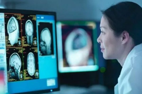 Revoluția în Tratamentul Tremurăturilor Severe: Cum Ultrasunetele Focalizate Transformă Viața Pacienților cu Parkinson
