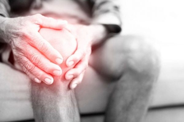 Cum influențează vremea rece sănătatea articulațiilor: explicații medicale și soluții practice